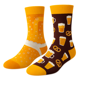 Twee verschillende biersokken van mijneigensokken.nl. Eén lijkt op een gevuld biertje met schuim, de ander met bierpullen & krakelingen. Perfect voor Oktoberfest of als cadeau!